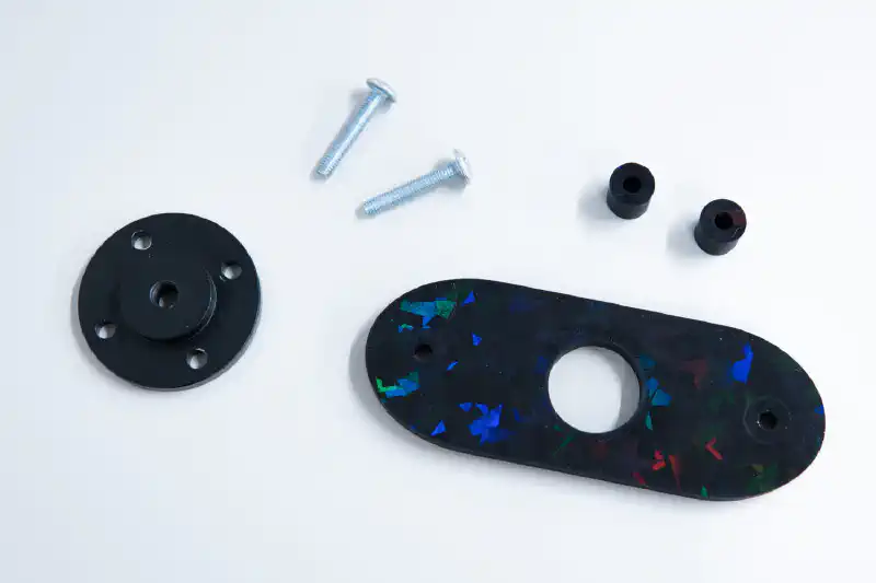 プリントが完了したアダプタプレートとスペーサー用のチューブ。