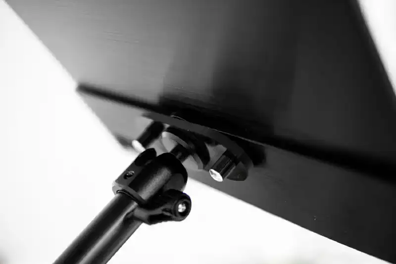 完成したセットアップ。MacBookの横に三脚で自立するサブモニター。目線の移動もスムーズ。