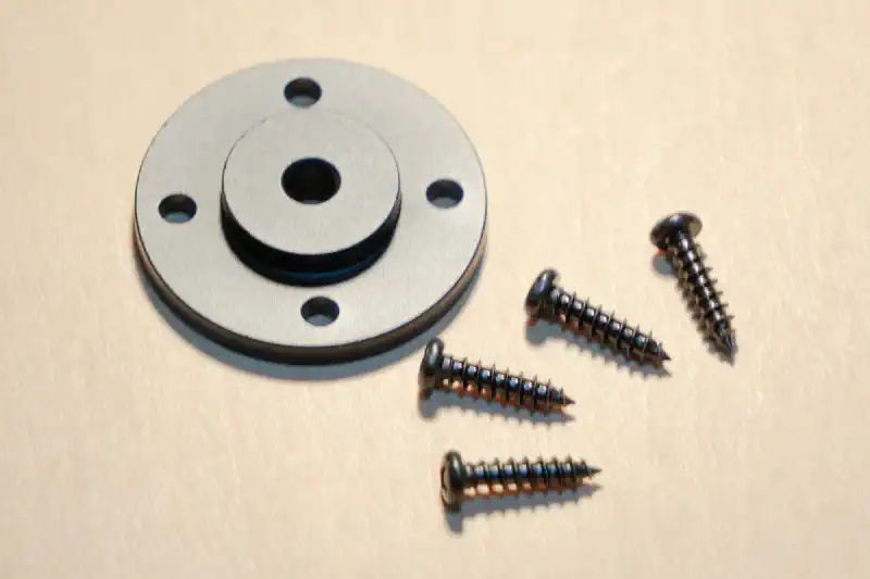 AliExpressで購入した金属製の三脚ネジマウント。安価ながら強度確保に貢献してくれる優れもの。