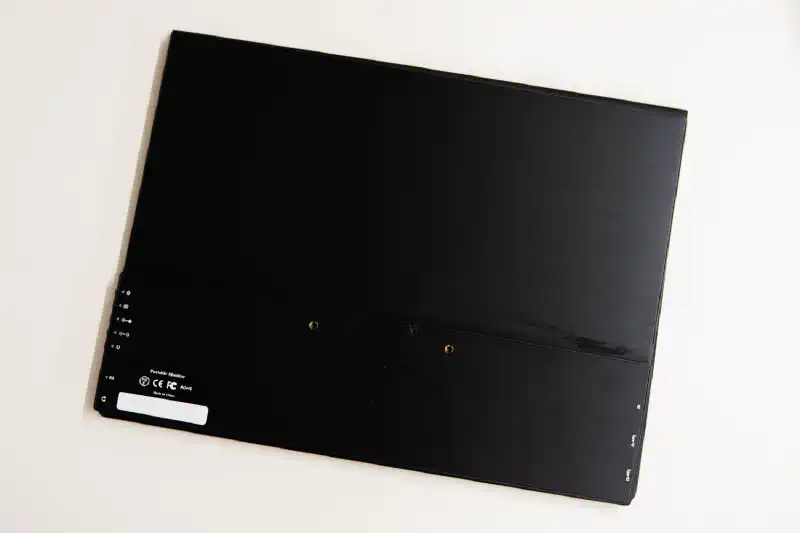 購入したモバイルモニター。Type-Cケーブル1本で接続でき、取り回しが非常に良い。