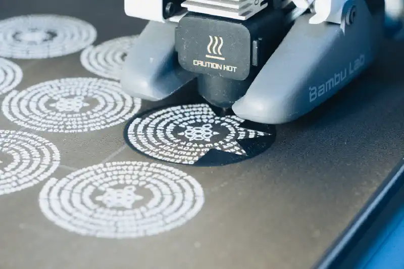 黒色ベースを印刷中。テキスト部分の上から被せるように印刷している