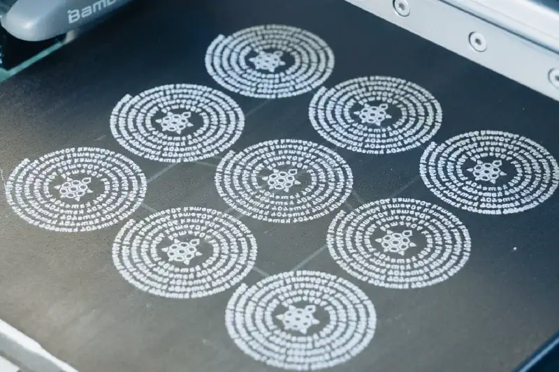 0.2mmノズルで印刷したテキスト部分。9枚がビルドプレート上に並んでいる