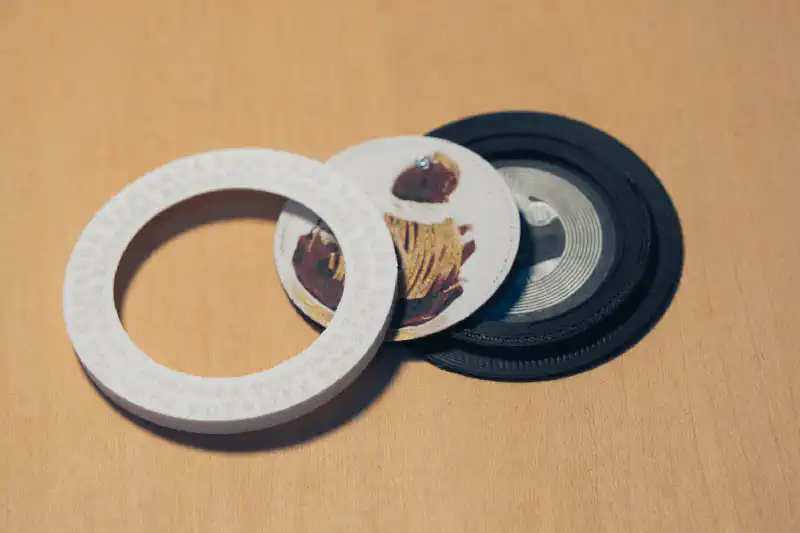 MakerChipを完全に分解した状態。各パーツが並んでいる