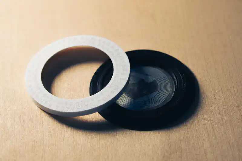 分解して中のNFCシールが見えている