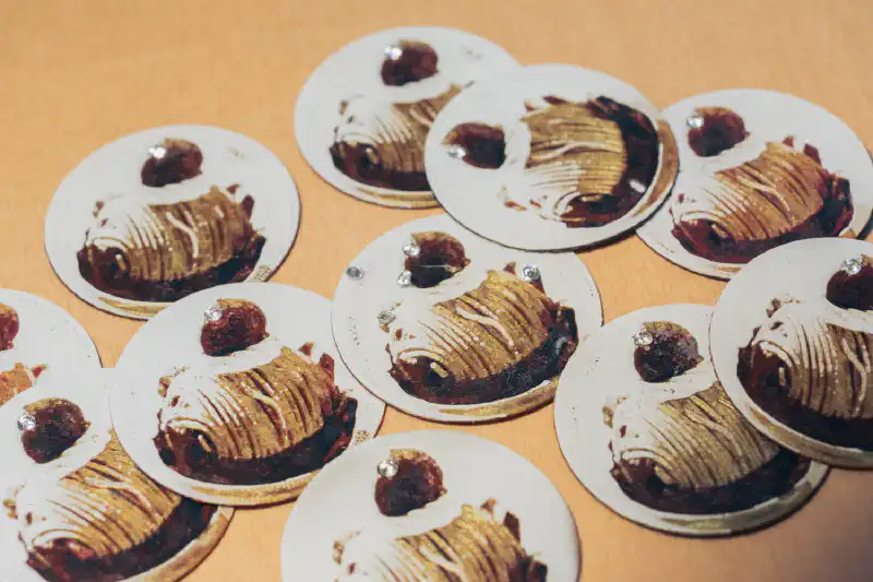 キュービックジルコニアが光を反射してきらりと輝いている