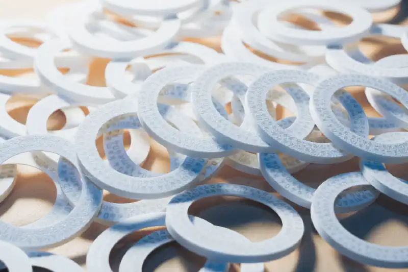 表面リングのクローズアップ。銀色の文字が白いリングの上に並んでいる